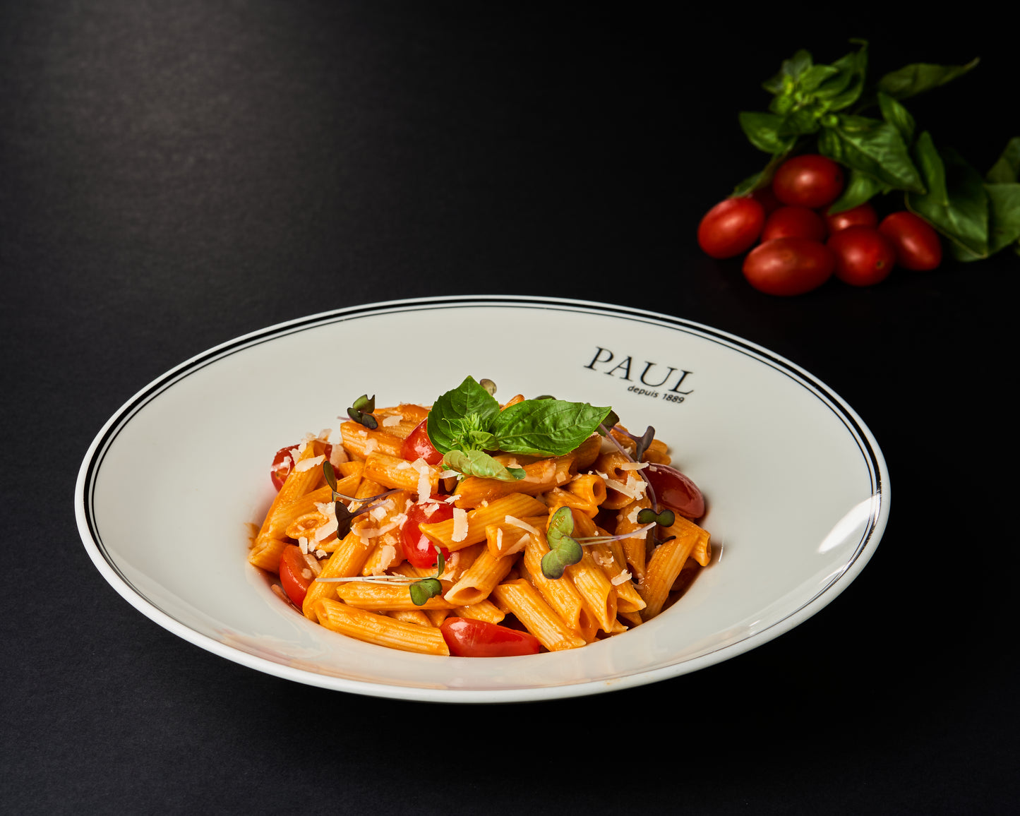 Pasta penne con tomate y albahaca
