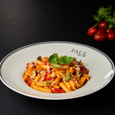 Pasta penne con tomate y albahaca